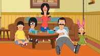 Bob's Burgers – Als im Fernsehen ein Sofa-Werbespot läuft, will Louise (r.) ein neues Sofa, doch Gene (l.), Tina (2.v.l.), Linda (M.) und Bob (2.v.r.) verbinden so viele Erinnerungen mit der Couch, dass sie diese eigentlich nicht hergeben wollen ...