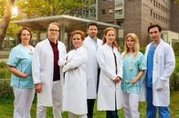 Die Spreewaldklinik – (v.l.n.r.) Gitta Müller (Mieke Schymura); Dr. Gregor Wemuth (Karsten Speck); Dr. Barbara Berg (Muriel Baumeister); Dr. Erik Behrens (Daniel Buder); Dr. Lea Wolff (Sina Valeska Jung); Nico Menke (Isabel Hinz); Radu Florea (Richard Ciuchendea)