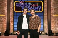 Wer weiß denn sowas? – Treten bei "Wer weiß denn sowas?" als Kandidaten an: Der Popsänger und Songwriter Wincent Weiss (l.) und der Sänger, Songwriter und Musikproduzenten Max Giesinger (r.).