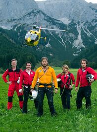 Die Bergretter – Das Team der Bergrettung Ramsau (v.l.): Michael Dörfler (Robert Lohr), Tobias Herbrechter (Markus Brandl), Markus Kofler (Sebastian Ströbel), Katharina Strasser (Luise Bähr), Ben Marasek (Mirko Lang).