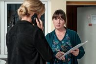 SOKO Leipzig – Ermittlerin Ina Zimmermann (Melanie Marschke, l.) macht eine überraschende Entdeckung, als sie der Chefin des Busunternehmens Jutta Grienert (Nina Vorbrodt, r.) einen Besuch abstattet.