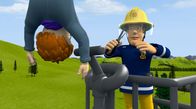 Feuerwehrmann Sam – Zum Glück ist Feuerwehrmann Sam mit Jupiter zur Hilfe geeilt. Er hat Norman gleich gesichert.