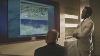 Mayday - Alarm im Cockpit – REENACTMENT - Der äthiopische Ermittler (gespielt von Dale Samms) entdeckt, dass die Radardaten von Ethiopian Airlines Flug 302 schockierende Ähnlichkeit mit denen von Lion Air Flug 610 haben, einer anderen Boeing 737 MAX 8, die weniger als fünf Monate zuvor abgestürzt war. (Cineflix 2023)