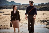 Deine Juliet – Juliet Ashton (Lily James) und Dawsey Adams (Michiel Huisman)