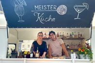 Meisterküche – Yvonne Willicks mit Bartender Nic Shanker. Zu den deftigen Gerichte mixt er kräftige und aromatische Drinks. Sein Cocktail „Milky Delicious“ ist schön cremig und trumpft mit einem Mix aus Minze, Amaretto und Calvados auf. Bei der alkoholfreien BBQ-Limo gelingt es dem Barkeeper, rauchige Aromen aufs Leckerste mit Pflaumen und Äpfeln zu kombinieren.