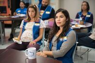 Superstore – Mal wieder ein Meeting für das Team von Cloud 9 - Cheyenne (Nichole Bloom, l.) und Amy (America Ferrera, r.) sind gespannt, was Filialleiter Glenn heute auf dem Programm hat.