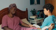 ECHT friends – Tom (Noah Bailey, rechts) ist betroffen, weil seine Oma Senait (Robin Gooch, links) sich den Fuß verletzt hat. Sie wird voraussichtlich ein paar Tage in seinem Zimmer wohnen.