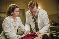 Charité – ARD CHARITÉ III. Staffel mit (6 neuen Folgen), Folge 3 "Grenzwerte"15 Uhr im Ersten. Dr. Ella Wendt (Nina Gummich, l.) und Dr. Nowack (Max Wagner, r.) kämpfen um das Leben von Dr. Curt Bruncken (Franz Hartwig, liegend).