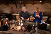 Gordon Ramsay: Kulinarische Abenteuer – Røros, Norway - Eva (R) and Gordon Ramsay make blood pancakes using the blood of a reindeer. (Credit: National Geographic/Justin Mandel)
