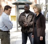 Numb3rs - Die Logik des Verbrechens – Bei ihren Ermittlungen stoßen Coby (Dylan Bruno, l.) und David (Alimi Ballard, M.) auf Susan Doran (Jill Eikenberry, r.). Doch hat sie etwas mit dem Vorfällen zu tun?