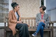 The Bay – DS Jenn Townsend (Marsha Thomason, l.) klärt die Mutter des Opfers, Mariam Rahman (Rina Mahoney, r.) über den Fall auf. Obwohl es Mariam schwer fällt, den Tod ihres Sohnes zu verarbeiten, will sie, dass der Täter seiner gerechten Strafe zugeführt wird.