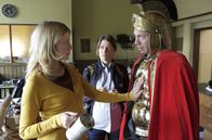 Mord mit Aussicht – Sophie Haas (Caroline Peters, l.) und Bärbel Schmied (Meike Droste, M.) sind beeindruckt - Jan Schulte (Johann von Bülow, r.) mimt auf den Martinszug den Sankt Martin.