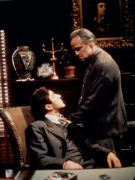 Der Pate – Don Vito Corleone (Marlon Brando, re.) mit seinem jüngsten Sohn Michael (Al Pacino, li.)