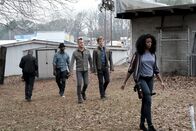 MacGyver – Auf der Suche nach dem Verbrecher Aaran Deckard stoßen MacGyver (Lucas Till, 2.v.r.) und Jack (George Eads, 3.v.l.) auf die Kopfgeldjäger der berüchtigten Colton-Familie