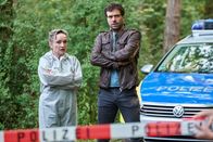 Heldt – Heldt (Kai Schumann) und Dr. Holle (Angelika Bartsch) können nicht fassen, was gerade passiert, und hoffen, dass es ein gutes Ende nimmt.