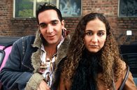 Sechserpack – Arife (Shirin Soraya, r.), ihr schwuler Bruder Metin (Thomas M. Held, l.) und die Homoehe in Deutschland - eine nicht ganz alltägliche Konstellation ...