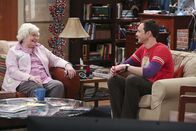 The Big Bang Theory – Sheldon (Jim Parsons, r.) freut sich tierisch über den Besuch seiner Oma Meemaw (June Squibb, r.), die aber nicht nur gekommen ist, um ihren Enkel zu überraschen ...