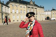 Servicezeit Reportage – Moderatorin Tamina Kallert vor Schloss Amalienborg.
