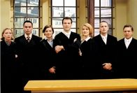 Richter Alexander Hold – v.l.n.r.: Verteidigerin Riccarda Lang, Verteidiger Christian Hoffmann, Verteidigerin Barbara von Petersdorff, Richter Alexander Hold, Staatsanwältin Gitta Langenfeldt, Staatsanwalt Stephan Lucas, Staatsanwalt Sewarion Kirkitadse