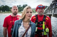 Praxis mit Meerblick – Nora (Tanja Wedhorn) und die Rettungsschwimmer (Namen bitte auslesen) staunen.