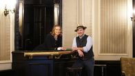 Hoagascht – Schauspielerin Maxi Blaha und Patrick Eisl stehen an der American Bar im Südbahnhotel