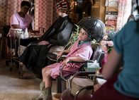 Young Sheldon – Während sich die Männer auf einem Roadtrip befinden, machen es sich Mary, Meemaw und Missy (Raegan Revord) in einem Schönheitssalon gemütlich ...