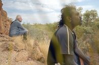 Was uns heilig ist – Frédéric Lenoir (li.) und Lance Sullivan (re.) in Australien: Der Aborigine-Schamane nimmt hier Kontakt zu den Geistern seiner Urahnen auf.Was uns heilig ist: Die Erfahrung der Natur