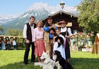 Der Ruf der Berge – Stefan Suttners (Siegfried Rauch, 3.v.li.) Hundeschule ist inzwischen so gefragt, dass der Tierpsychologe sich mit Hilfe seines Assistenten Xaver (Maximilian Krückl) und der Architektin Julia Henschel (Andrea L'Arronge, 2.v.li.) vergrößern muss. Außerdem muss Suttner sich um seine Enkelin Magdalena (Ronja Forcher) und die Gerüchte der alten Frau Fischhuber (Enzi Fuchs) kümmern.