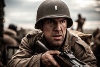 Hitlers letzter Widerstand – REENACTMENT- Leutnant Harris Neil und US-Soldaten kämpfen in den Schützengräben von Fort Koenigsmacker. Gespielt von: Jonathan Woodhall. (Holdout II Productions Inc./Liam Herring)
