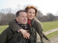 In aller Freundschaft – Roland (Thomas Rühmann) und Pia Heilmann (Hendrikje Fitz) verbringen seit Monaten ihren ersten wirklich entspannten Tag miteinander. Endlich ist es ihnen möglich, gemeinsam über den Tod von Alina und Vladi, ihren Verlust und ihre Trauer zu reden.
