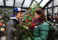 Sturm der Liebe – ARD STURM DER LIEBE FOLGE 1709 Uhr im ERSTEN. Martin (David Paryla, 2.v.r.) hört, wie Kira (Mareike Lindenmeyer, 2.v.l.) Mike (Janis Kilian Witting, l.) verrät, dass sie selbst unglücklich verliebt ist (mit Komparsen).