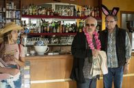 Rückkehr nach Rimini – Auf dem Weg nach Rimini treffen die Freunde Edgar (Bernhard Schütz, Mitte) und Peter (Reiner Bock, re.) auf einen Junggesellinnenabschied.