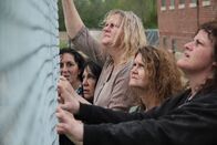 Exodus Erde – Location: Butlerville, Indiana, USA: Rabies victims claw at the gates trying to enter the Rabies Free Zone