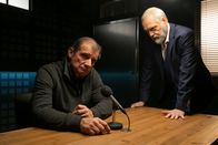 Der Alte – Bei Norbert Jürgens' (Joachim Nimtz, l.) Berfragung versucht Richard Voss (Jan-Gregor Kremp, r.) herauszufinden, wie groß dessen Hass auf die ehemaligen Kameraden seines gefallenen Sohnes ist.