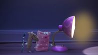 Unser Sandmännchen – Die kleine Lampe, der Waschlappen und die Zahnbürste wollen helfen, das andere Söckchen zu finden. Gemeinsam begeben sie sich auf die Suche. Wie gut, dass die Lampe im Dunkel leuchtet.