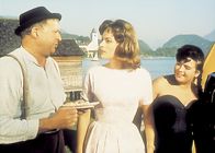 Im schwarzen Rössl – Eva Lantz (Karin Dor, m.), Maxie Sperling (Trude Herr, r.)