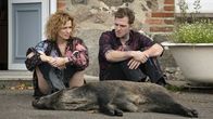 Das Begräbnis – Lola (Adina Vetter) und Kevin (Enno Trebs) sind ein Paar