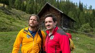 Die Bergretter – Markus (Sebastian Ströbel, l.) und Tobias (Markus Brandl, r.) sind den beiden ausgebüxten Kindern Mia und Max auf der Spur.
