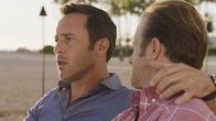 Hawaii Five-0 – Während Chin, Kono und Grover im Fall eines Mordes an einem Mann, der Nachhilfeunterricht in Sachen Flirten genommen hatte, ermitteln, müssen Steve (Alex O'Loughlin, l.) und Danny (Scott Caan, r.) den Valentinstag gemeinsam verbringen ...
