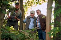 Mord mit Aussicht – Schäfer Kappes (Thomas Krutmann, l.), Schiedsamtsleiter Zielonka (Michael Hanemann, M.) und Feuerwehrchef Arthur Brandt (Felix Vörtler, r.) verfolgen den „Hackestüpp“, den regionalen Werwolf, der alle 20 Jahre sein Unwesen treibt. Ist er verantwortlich für die toten Schafe?