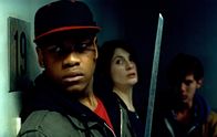 Attack the Block – Als die erste Bestie in Sams (Jodie Whittaker, 2.v.l.) Wohnung drängt, kann Moses (John Boyega, l.) sie mit dem Samuraischwert töten. Jetzt ist klar: Nur gemeinsam haben sie eine Chance gegen die haarigen Killer ...