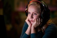 Dead Pixels – Die Erweiterung ist nicht so toll, wie Meg (Alexa Davies) sie sich erhofft hat.