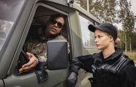 Californian Commando – Während die Militärpolizistin Minttu Koljonen (Wenla Reimaluoto) beauftragt wird, den neuen Rekruten einzuziehen, ist es Sergeant Parikkas (Chike Ohanwe) Job, aus den Rekruten echte Commandos zu machen.