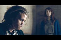 Maroni - Im Reich der Schatten – François Bresson (Axel Granberger) wurde in Saint-Pierre-et-Miquelon wegen Mordes an Alan und Josh festgenommen. Der Geist seiner verstorbenen Mutter Gladys sucht ihn nicht selten auf.