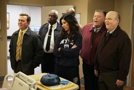 Brooklyn Nine-Nine – (v.l.n.r.) Charles Boyce (Joe Lo Truglio); Ray Holt (André Braugher); Rosa Diaz (Stephanie Beatriz); Scully (Joel McKinnon Miller); Hitchcock (Dirk Blocker)