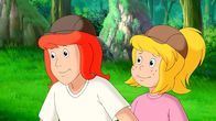 Bibi und Tina – Bibi (r.) und Tina sind sprachlos. Wie schön, sie haben ein seltenes Tier entdeckt!