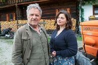 Der Bergdoktor – Gegen den Rat seiner Tochter möchte Rolf Pflüger (Wolfram Berger) endlich seine Enkelin Lilli Gruber (Ronja Forcher) kennenlernen.