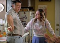 Young Sheldon – George Cooper sen. (Lance Barber, l.); Mary Cooper (Zoe Perry, r.)