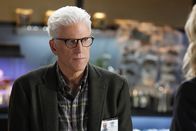 CSI: Vegas – D.B. Russell (Ted Danson) steht vor der schwierigen Aufgabe, ein 6-jähriges Mädchen als Zeugin in einem verheerenden Mordfall zu befragen.