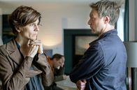 In Wahrheit – Nachdem die Frau von Moritz Brück (Robert Finster, Mi.) in ihrer Goldschmiede oberhalb der Saar erschossen aufgefunden wurde, nehmen Judith Mohn (Christina Hecke, li.) und Freddy Breyer (Robin Sondermann, re.) die Ermittlungen auf.